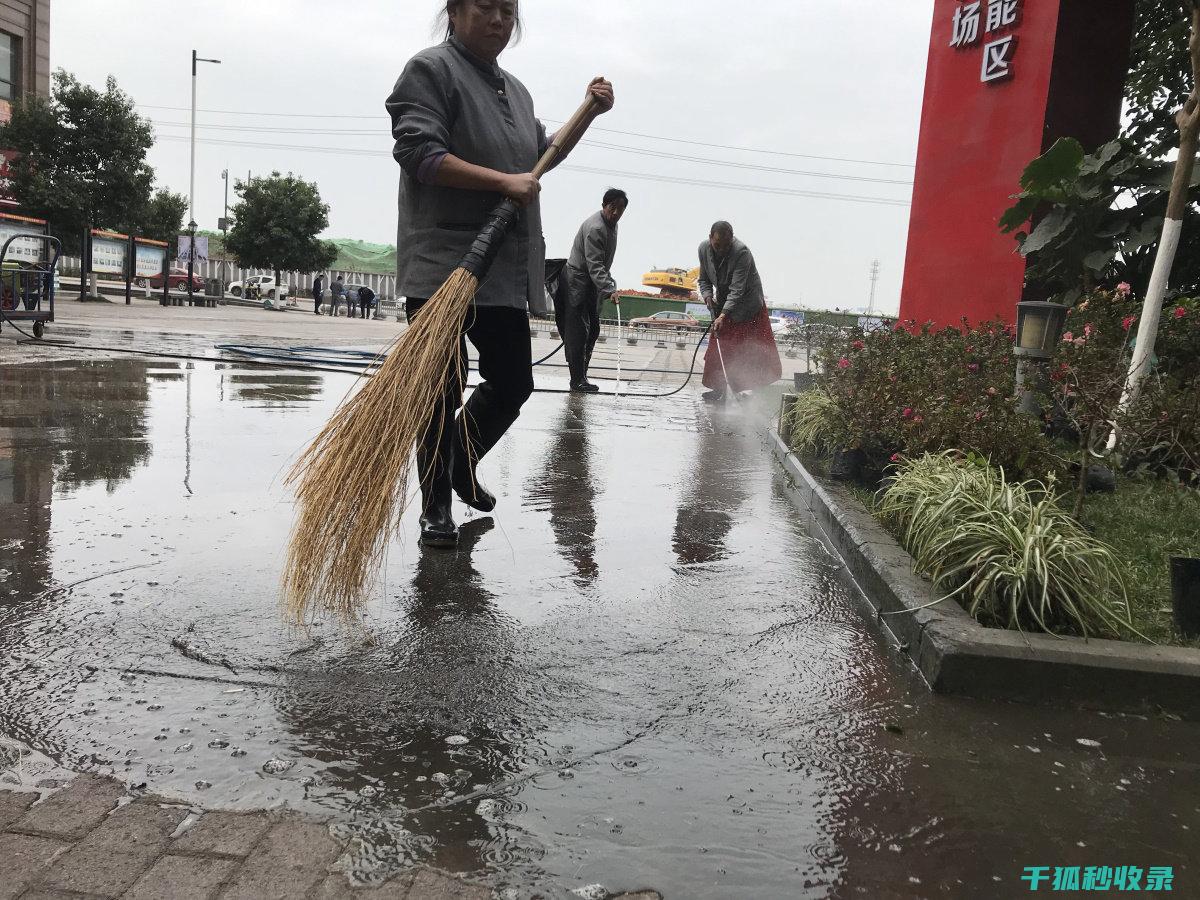地板清洁误区提醒：这些错误做法要不得！ (地板清洁剂有用吗)